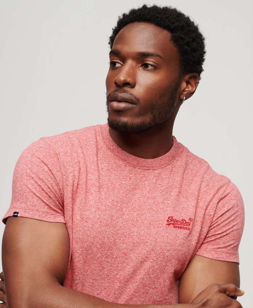 camiseta essential logo em algodão orgânico na cor vermelho médio granulado