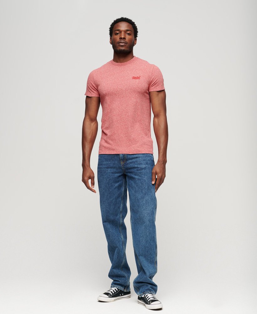 camiseta essential logo em algodão orgânico na cor vermelho médio granulado