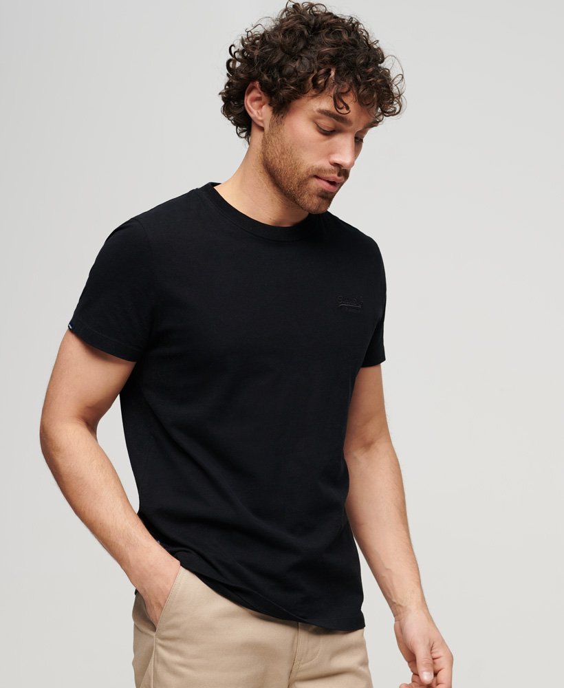 camiseta essential logo em algodão orgânico na cor preta.