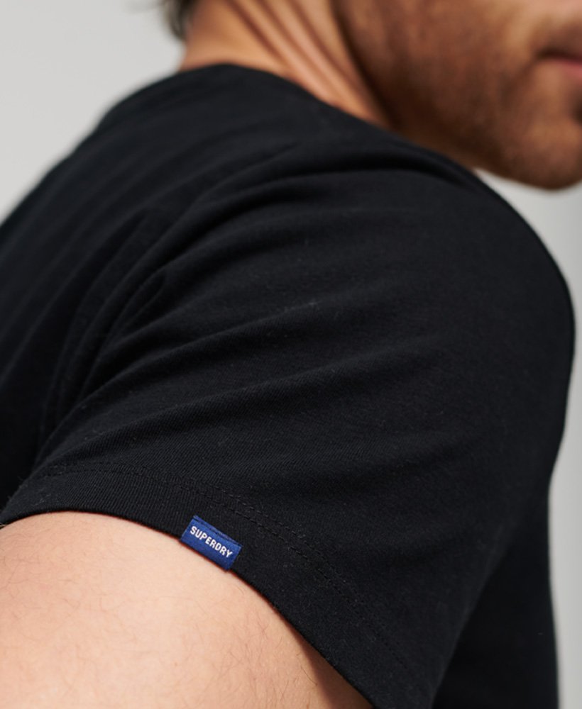 camiseta essential logo em algodão orgânico na cor preta.