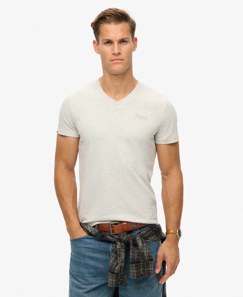 camiseta de algodão orgânico com decote em v e logo essential na cor cinza mesclado glacier.