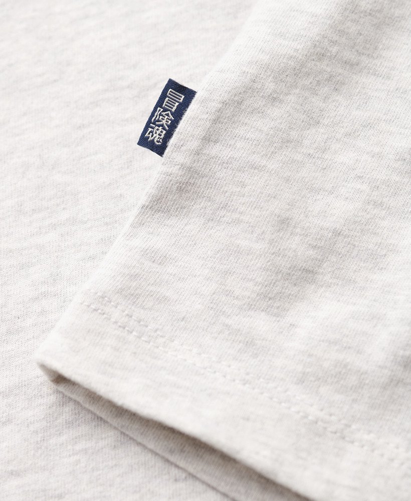 camiseta de algodão orgânico com decote em v e logo essential na cor cinza mesclado glacier.
