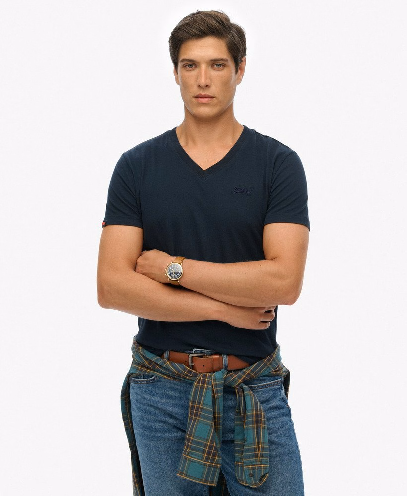 Camiseta de algodão orgânico com decote em V e logo essencial