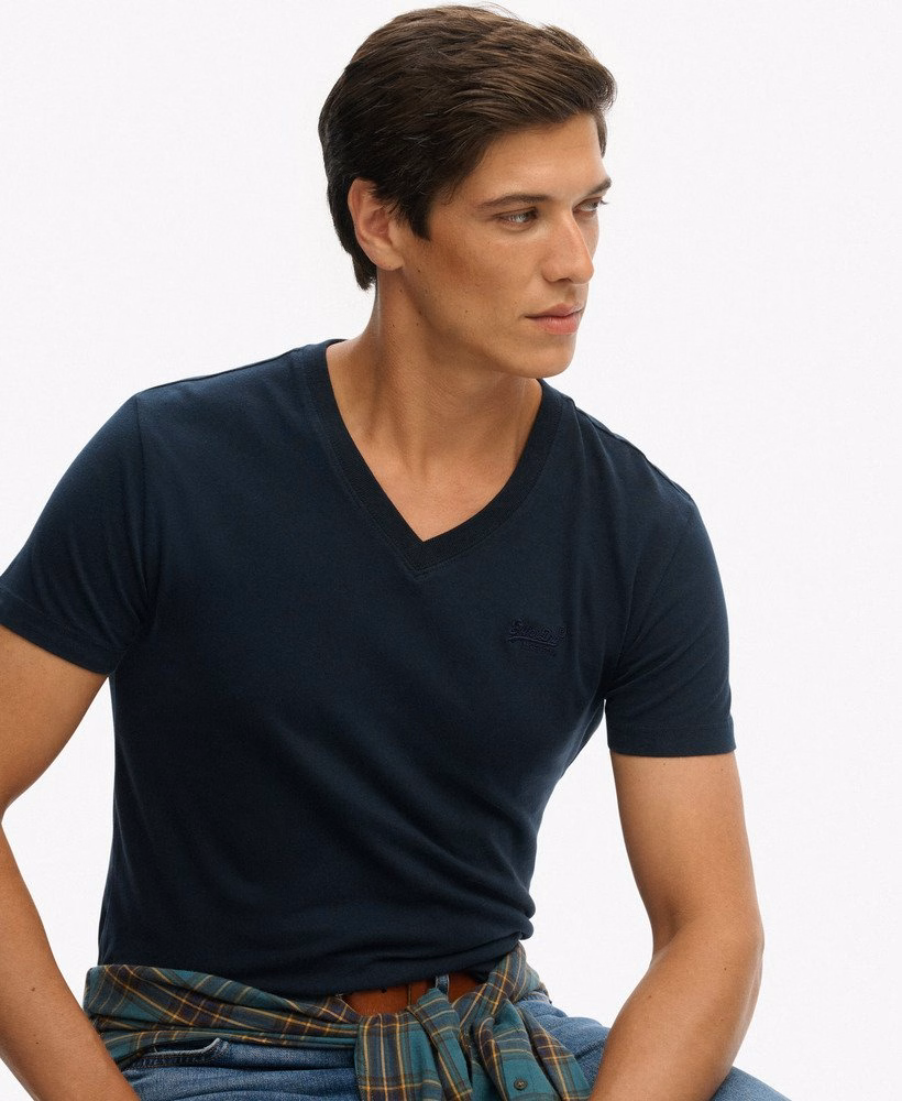 Camiseta de algodão orgânico com decote em V e logo essencial