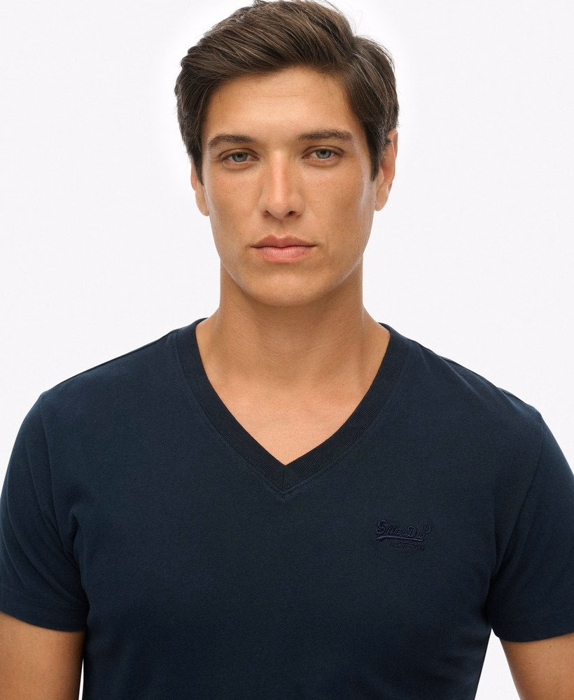 Camiseta de algodão orgânico com decote em V e logo essencial
