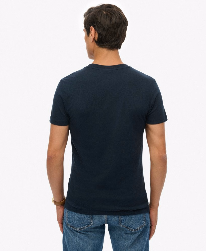 Camiseta de algodão orgânico com decote em V e logo essencial