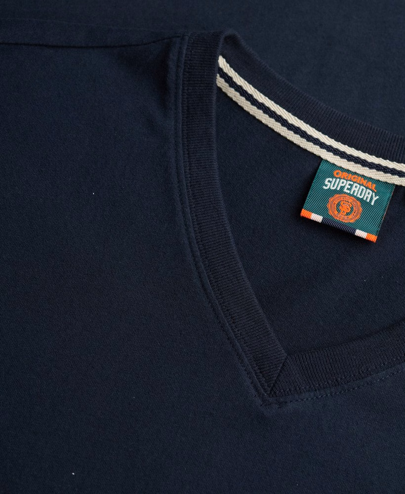 Camiseta de algodão orgânico com decote em V e logo essencial