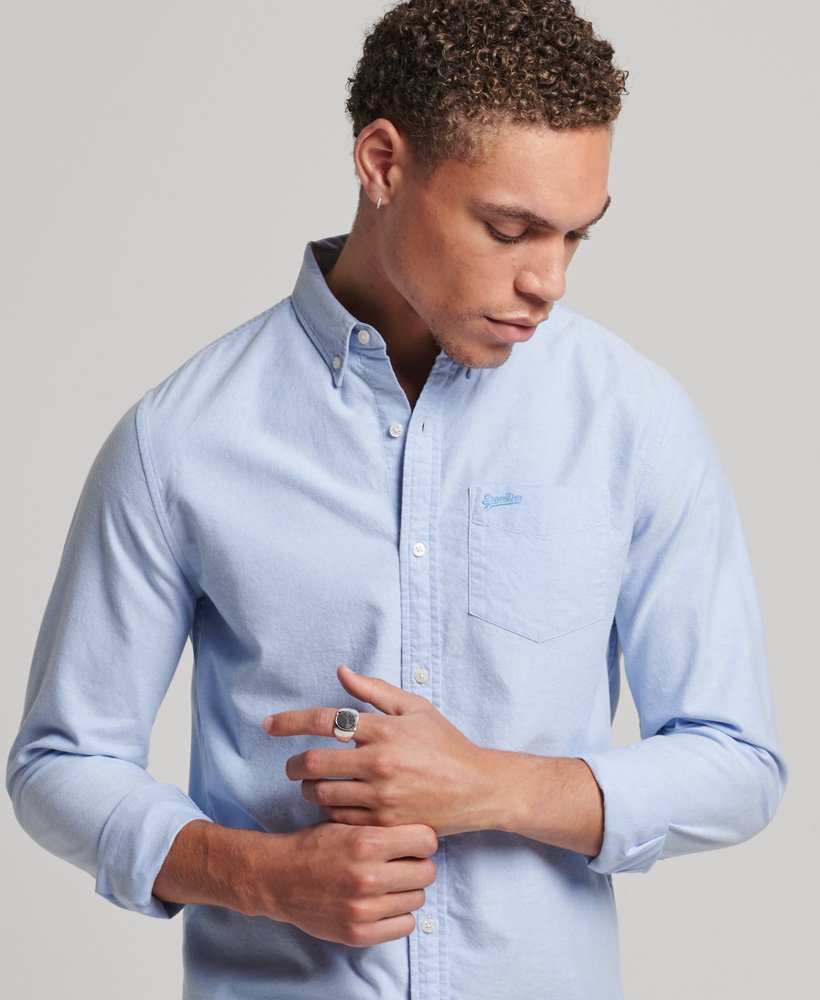 camisa oxford vintage em algodão orgânico na cor azul clássica.