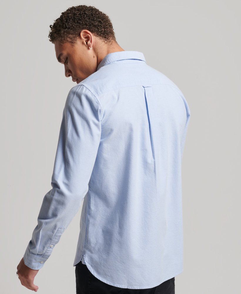 camisa oxford vintage em algodão orgânico na cor azul clássica.