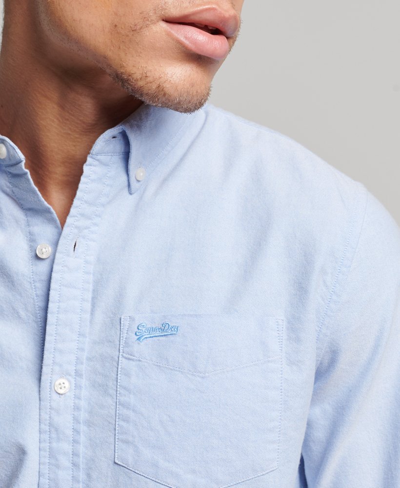 camisa oxford vintage em algodão orgânico na cor azul clássica.