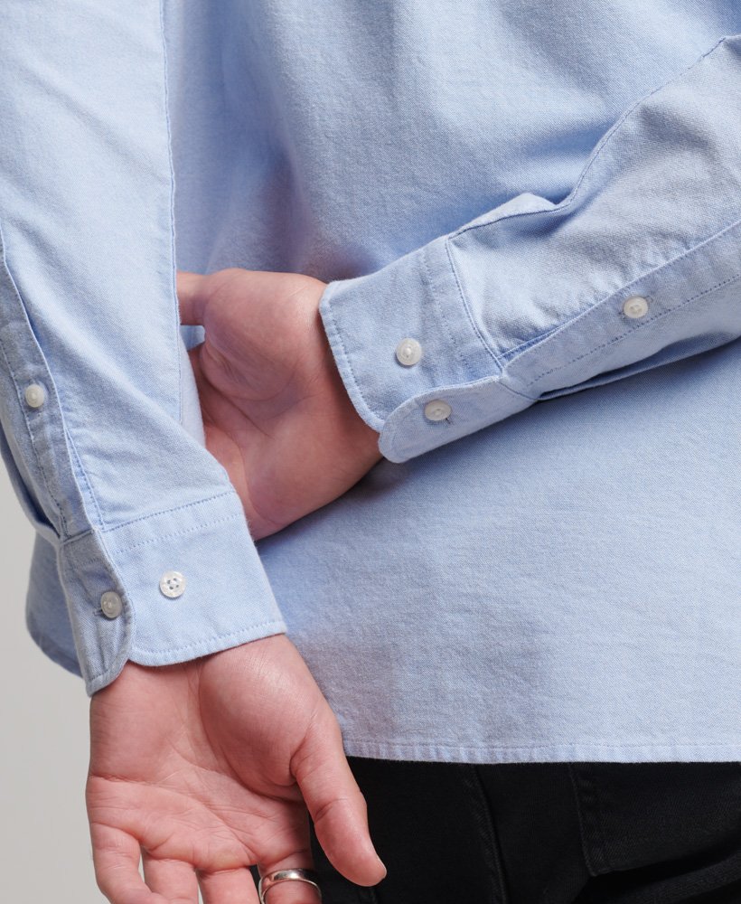 camisa oxford vintage em algodão orgânico na cor azul clássica.