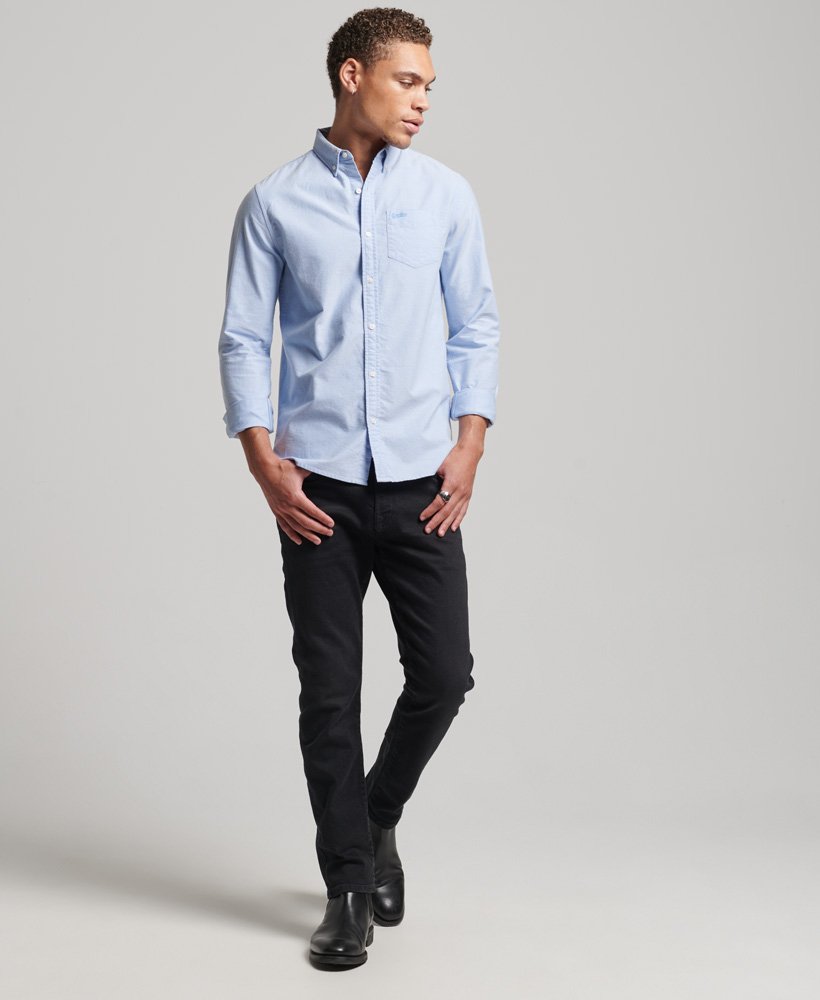 camisa oxford vintage em algodão orgânico na cor azul clássica.