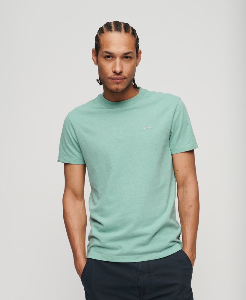 camiseta essential small logo em algodão orgânico na cor verde sálvia mesclado