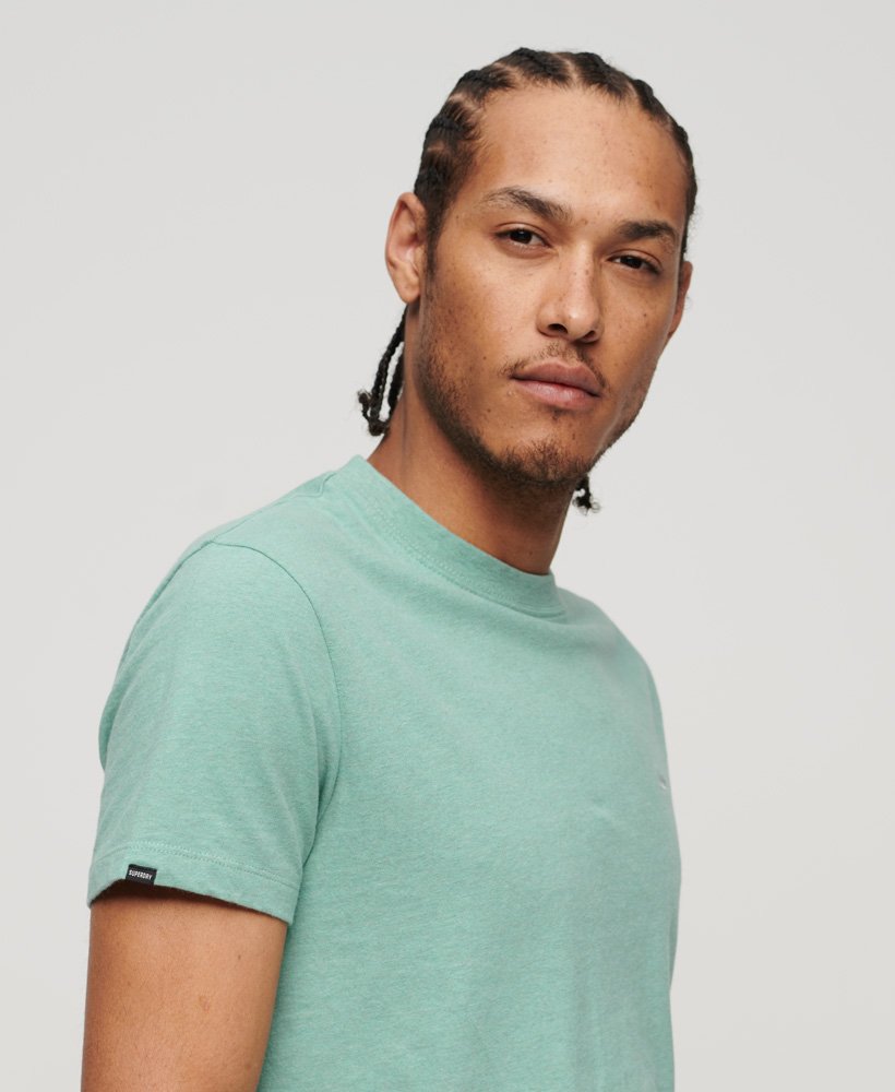 camiseta essential small logo em algodão orgânico na cor verde sálvia mesclado