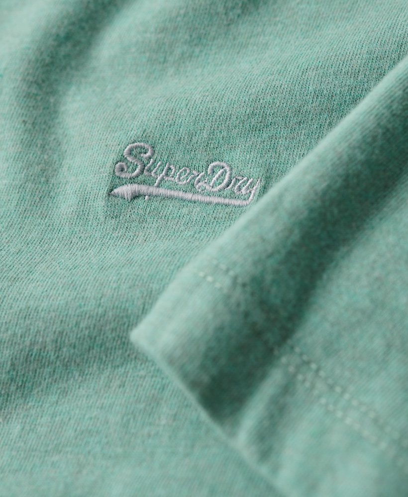 camiseta essential small logo em algodão orgânico na cor verde sálvia mesclado