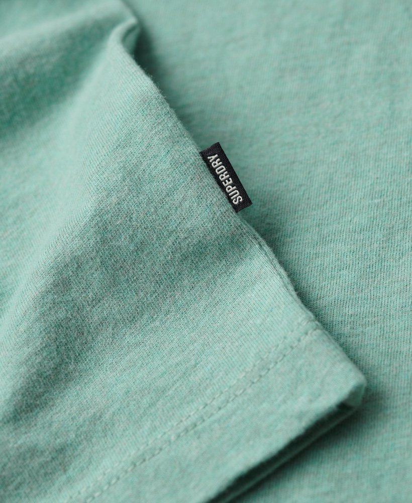 camiseta essential small logo em algodão orgânico na cor verde sálvia mesclado