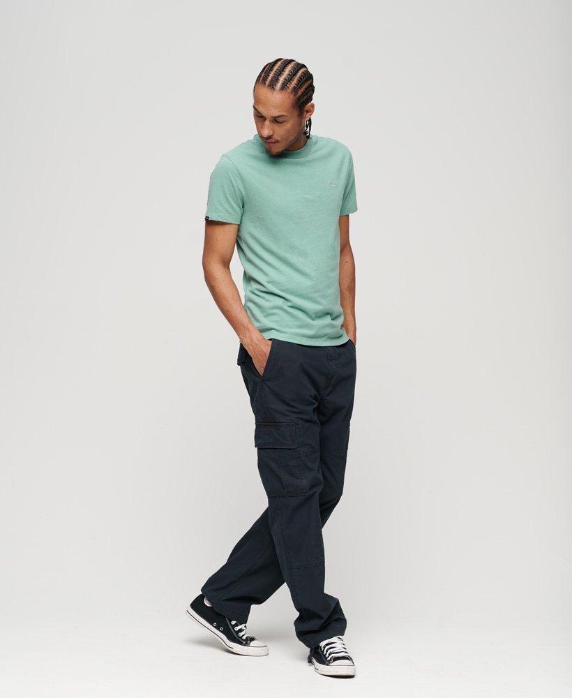 camiseta essential small logo em algodão orgânico na cor verde sálvia mesclado