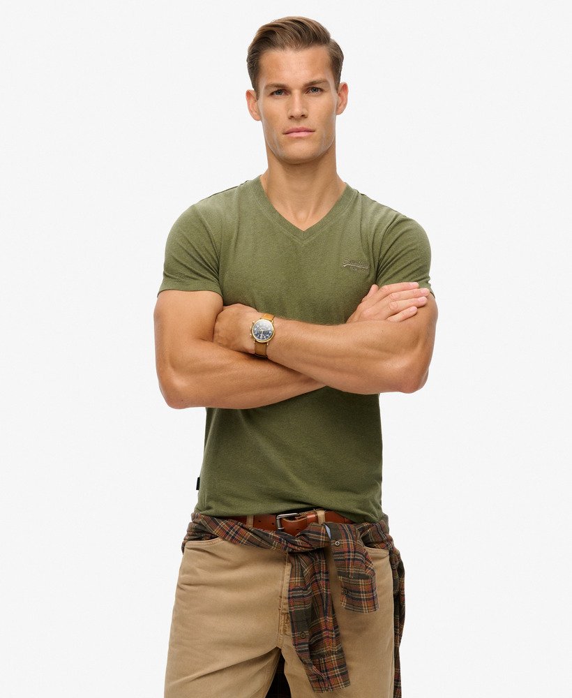 camiseta de algodão orgânico com decote em v e logo essencial na cor verde-oliva mesclado.
