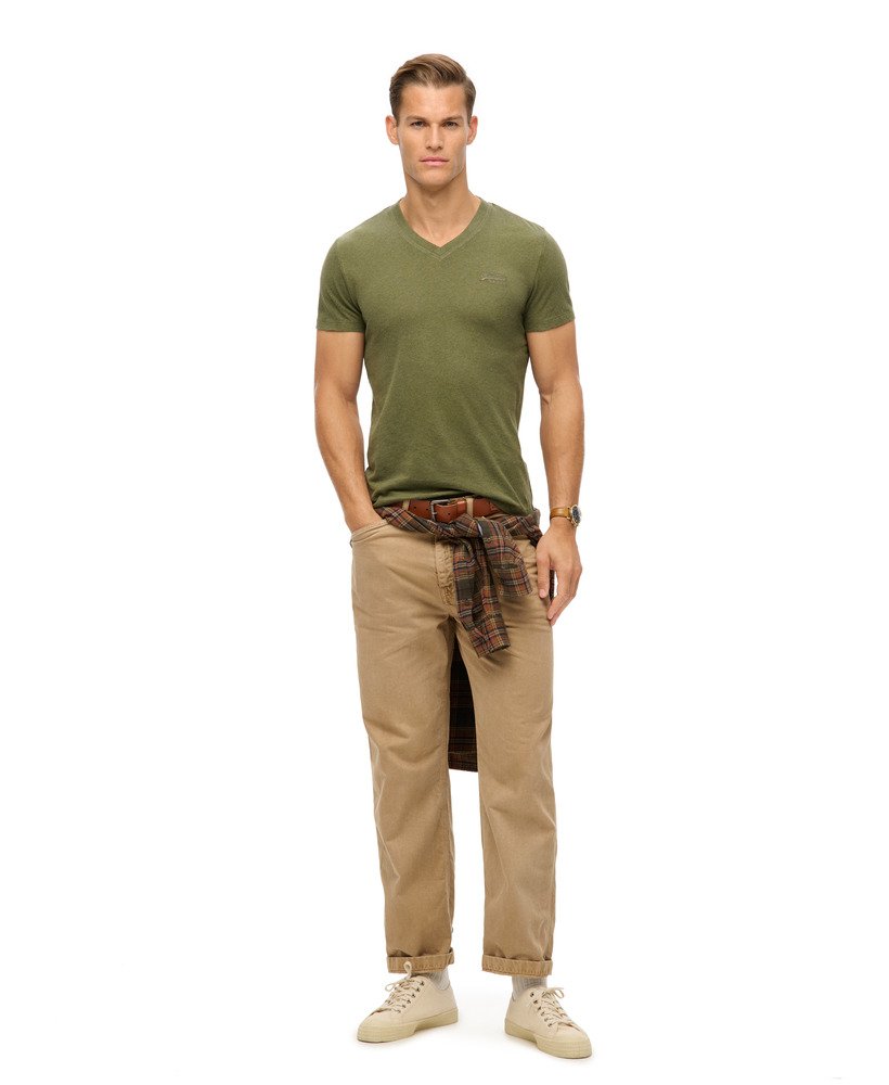 camiseta de algodão orgânico com decote em v e logo essencial na cor verde-oliva mesclado.