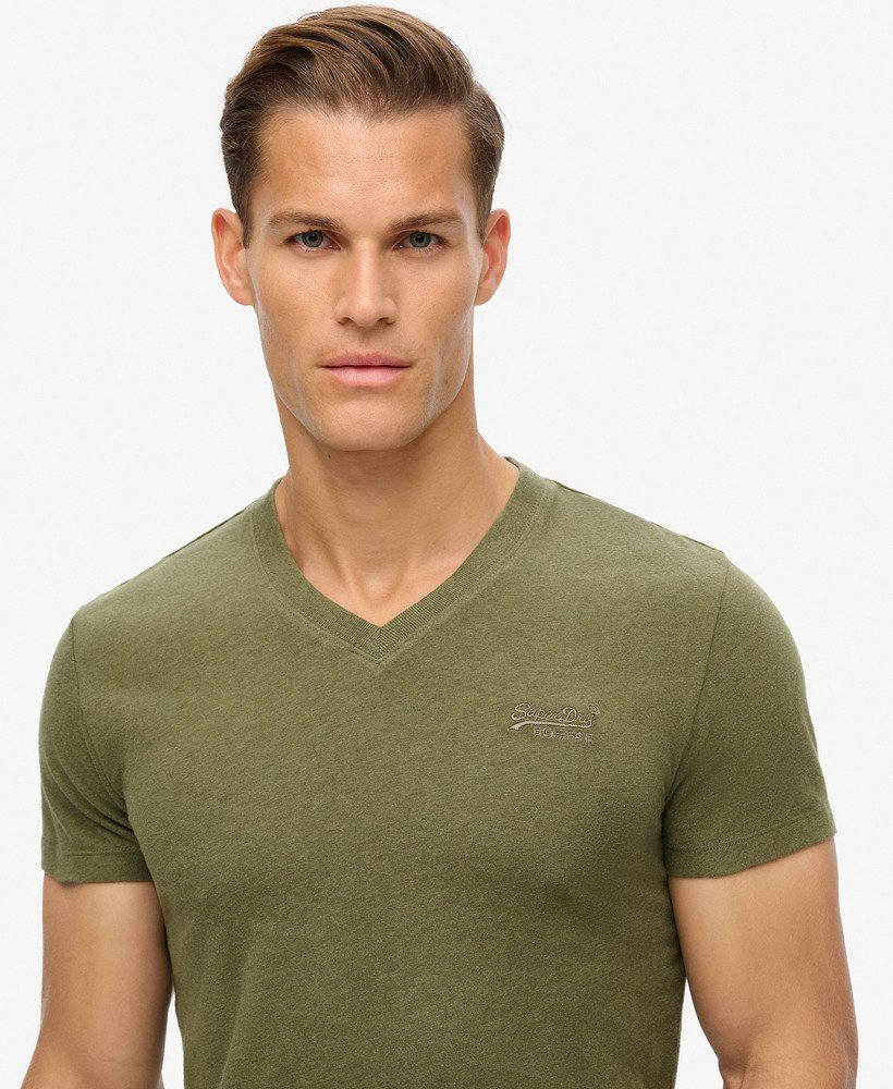 camiseta de algodão orgânico com decote em v e logo essencial na cor verde-oliva mesclado.