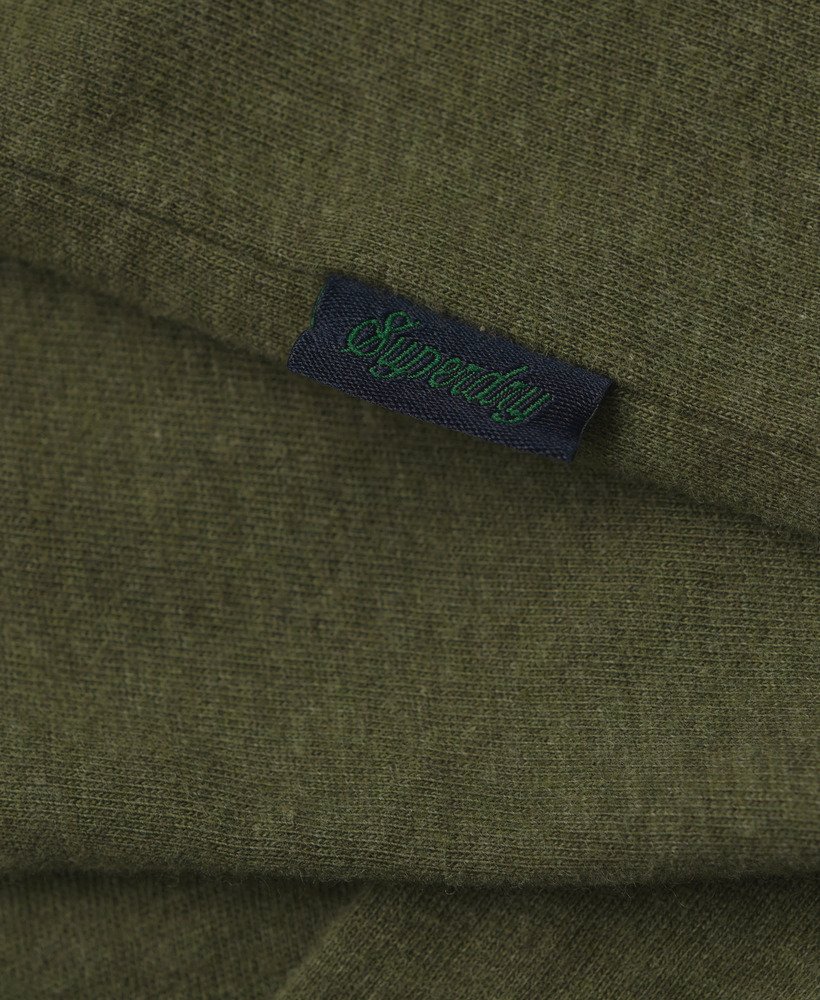 camiseta de algodão orgânico com decote em v e logo essencial na cor verde-oliva mesclado.