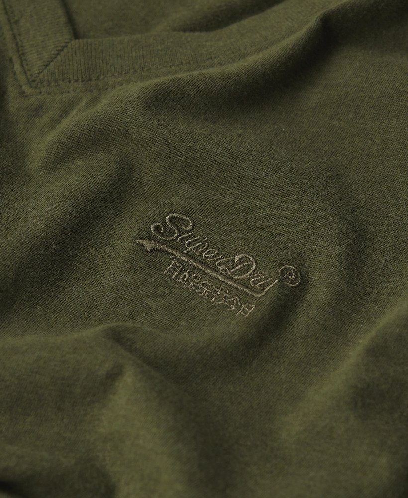 camiseta de algodão orgânico com decote em v e logo essencial na cor verde-oliva mesclado.