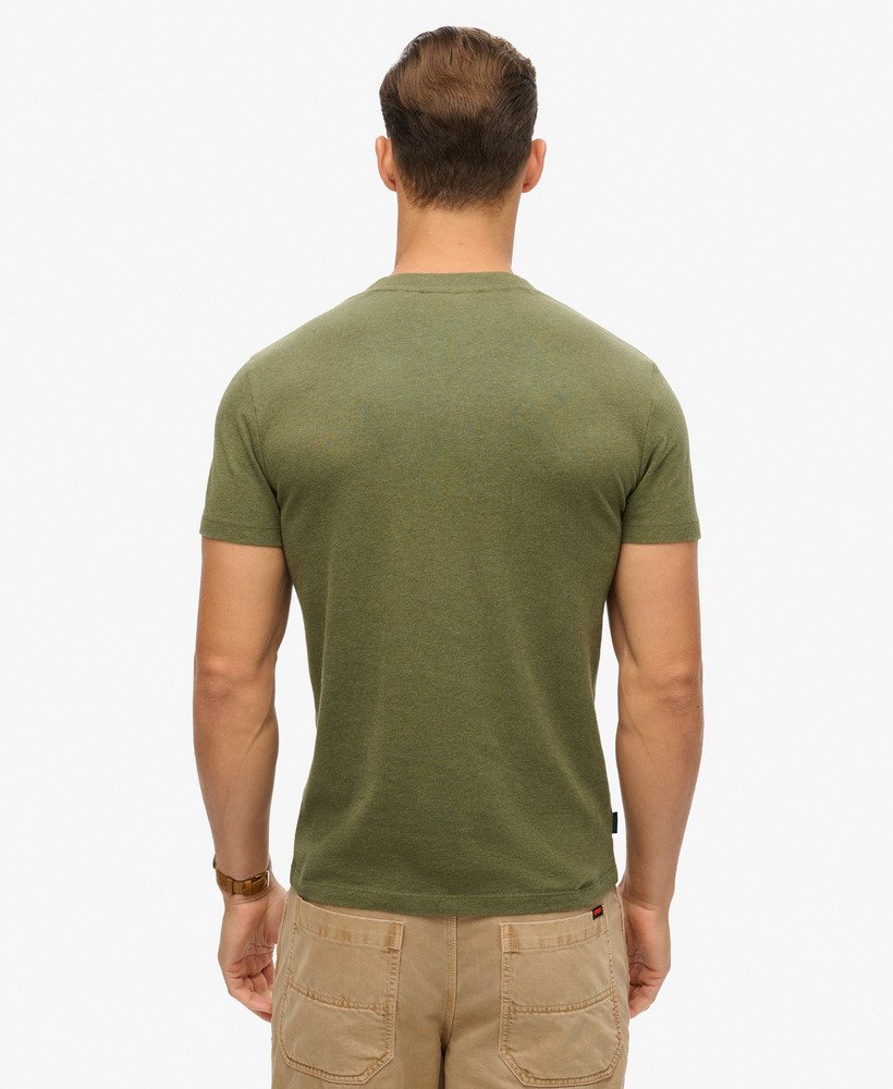 camiseta de algodão orgânico com decote em v e logo essencial na cor verde-oliva mesclado.