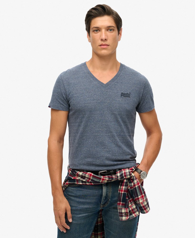 camiseta de algodão orgânico com decote em v e logo essencial na cor azul marinho mesclado.