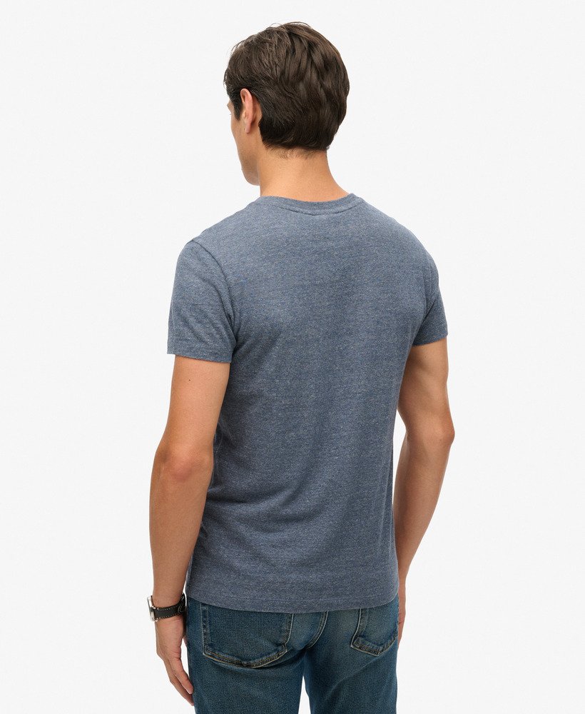 camiseta de algodão orgânico com decote em v e logo essencial na cor azul marinho mesclado.