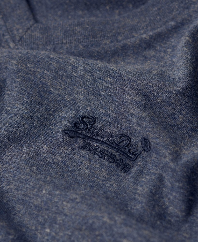 camiseta de algodão orgânico com decote em v e logo essencial na cor azul marinho mesclado.