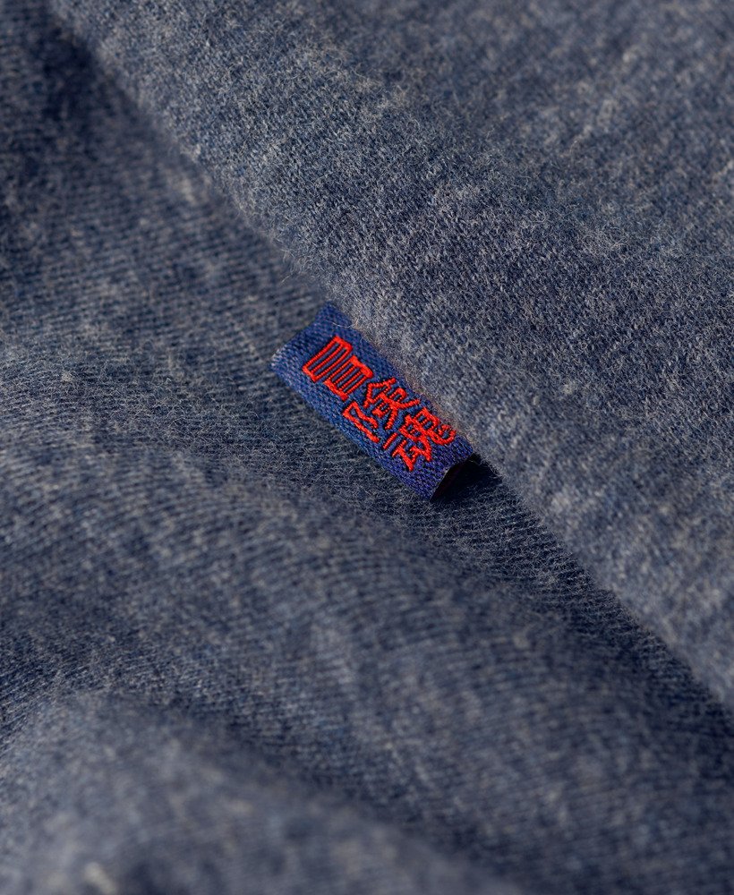 camiseta de algodão orgânico com decote em v e logo essencial na cor azul marinho mesclado.