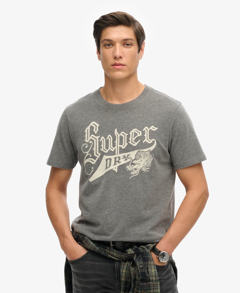 camiseta universitária vintage com estampa cursiva na cor cinza-carvão mesclado.