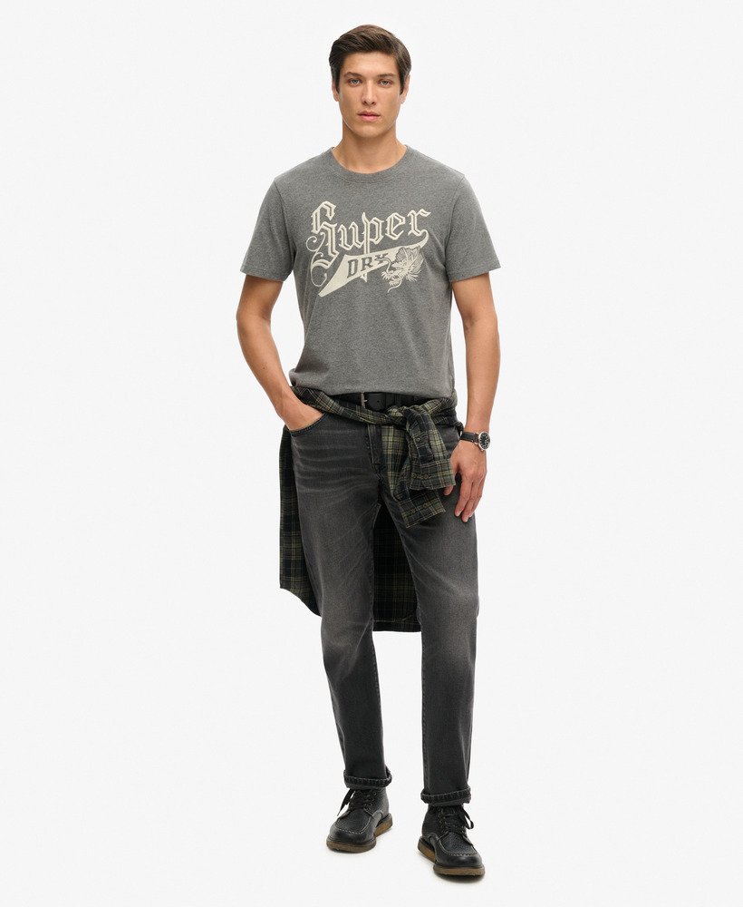 camiseta universitária vintage com estampa cursiva na cor cinza-carvão mesclado.