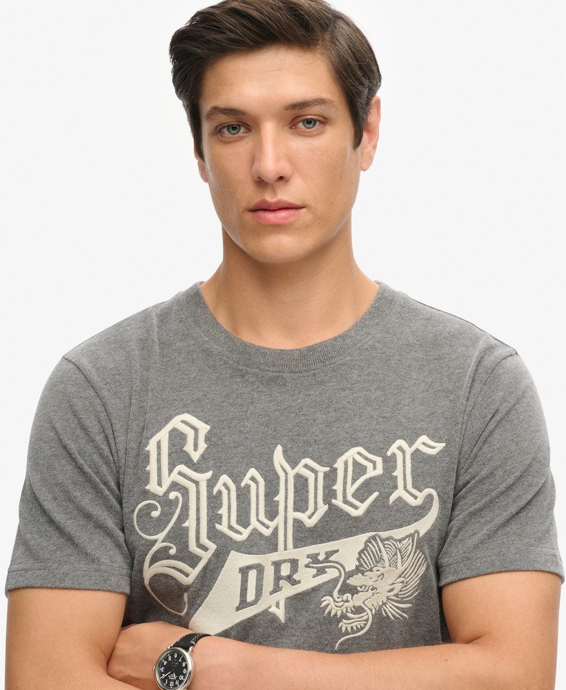camiseta universitária vintage com estampa cursiva na cor cinza-carvão mesclado.