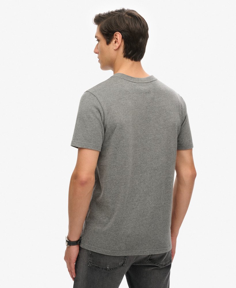 camiseta universitária vintage com estampa cursiva na cor cinza-carvão mesclado.