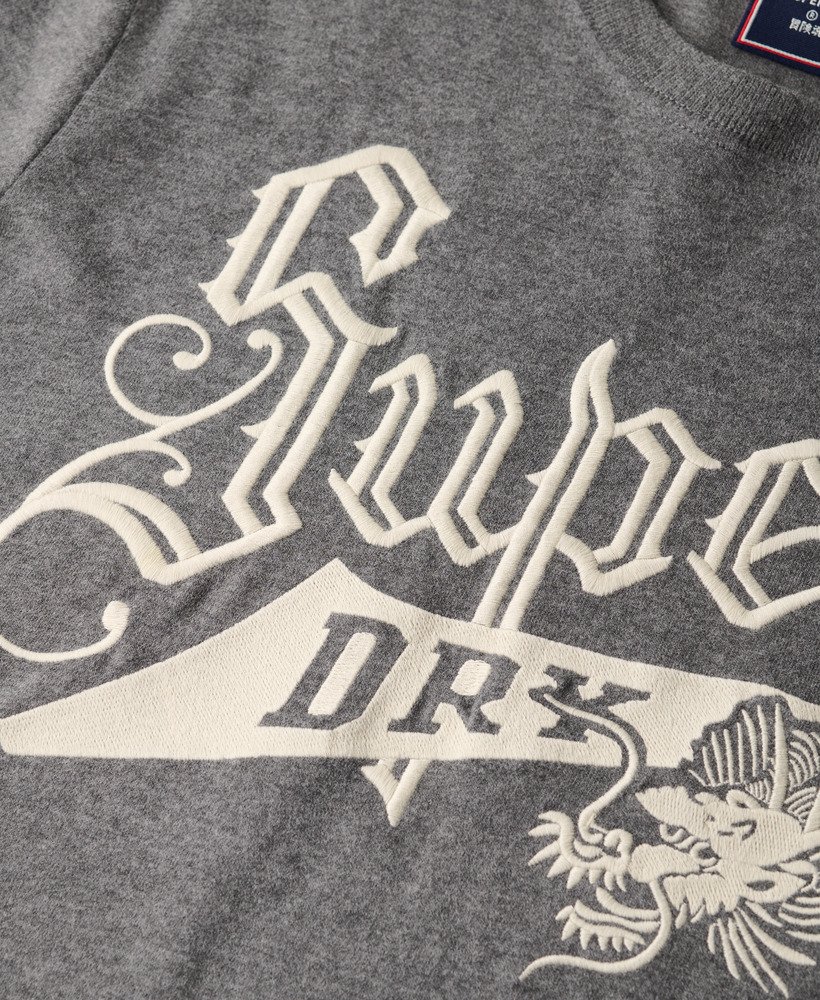 camiseta universitária vintage com estampa cursiva na cor cinza-carvão mesclado.