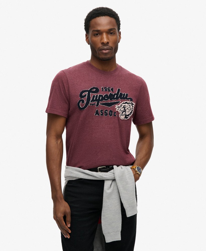 camiseta universitária vintage com estampa cursiva na cor port marl