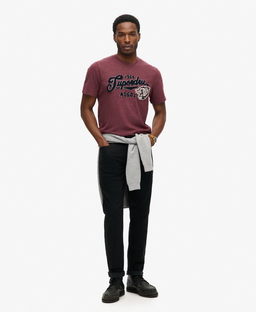 camiseta universitária vintage com estampa cursiva na cor port marl