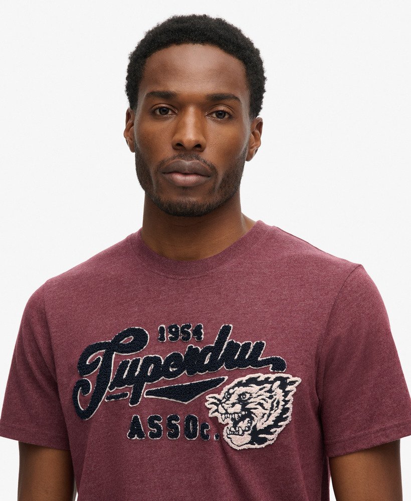 camiseta universitária vintage com estampa cursiva na cor port marl