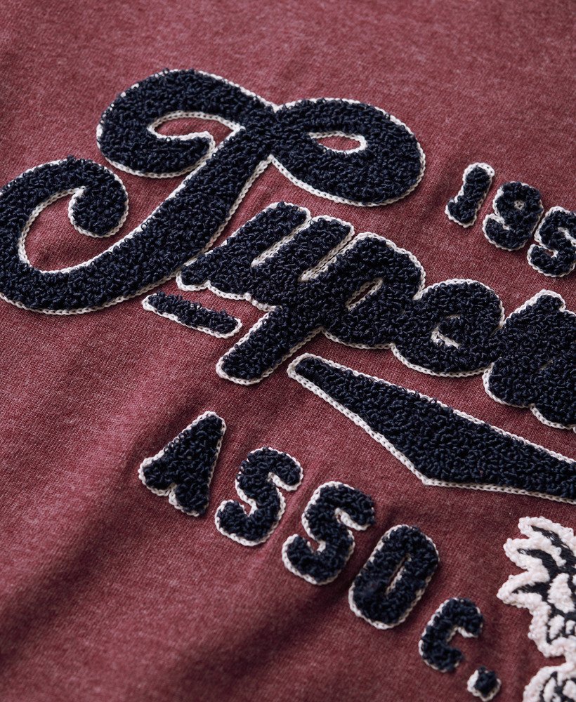 camiseta universitária vintage com estampa cursiva na cor port marl
