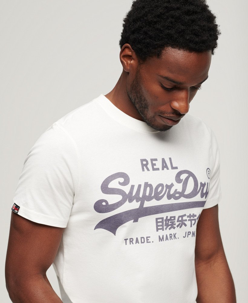 camiseta vintage com logo na cor cru