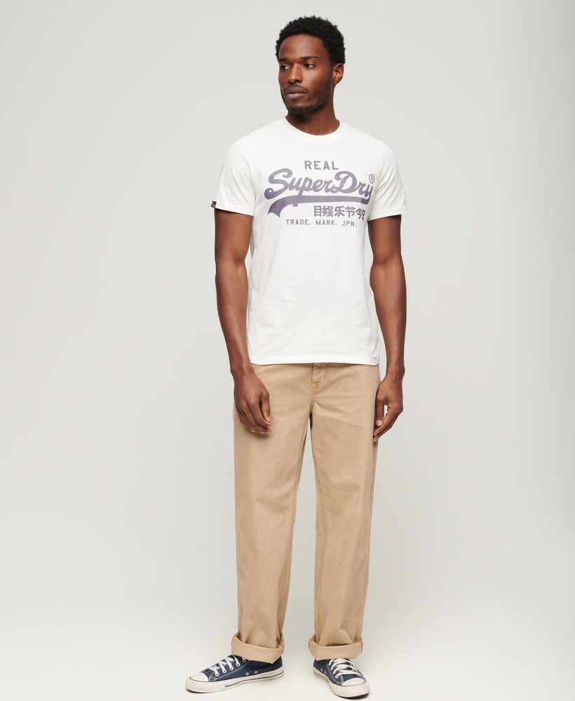 camiseta vintage com logo na cor cru