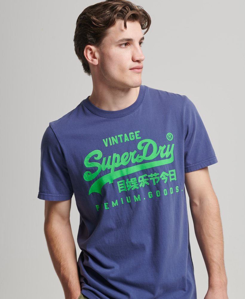 camiseta vintage com logo neon na cor azul fronteira