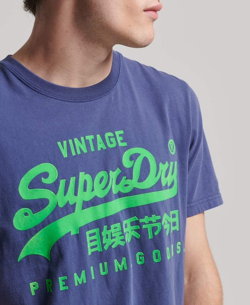 camiseta vintage com logo neon na cor azul fronteira