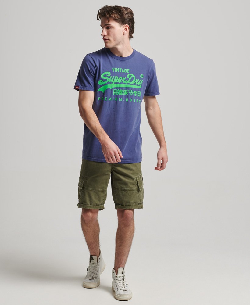 camiseta vintage com logo neon na cor azul fronteira
