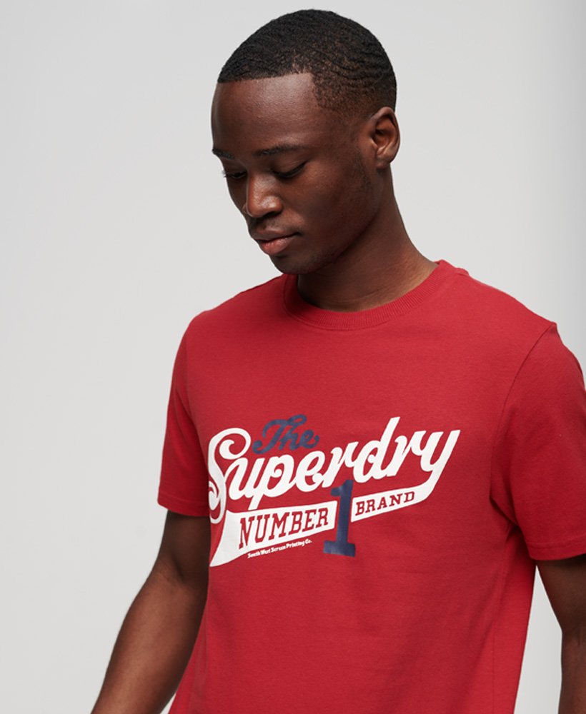 camiseta universitária vintage com estampa em vermelho pimenta.