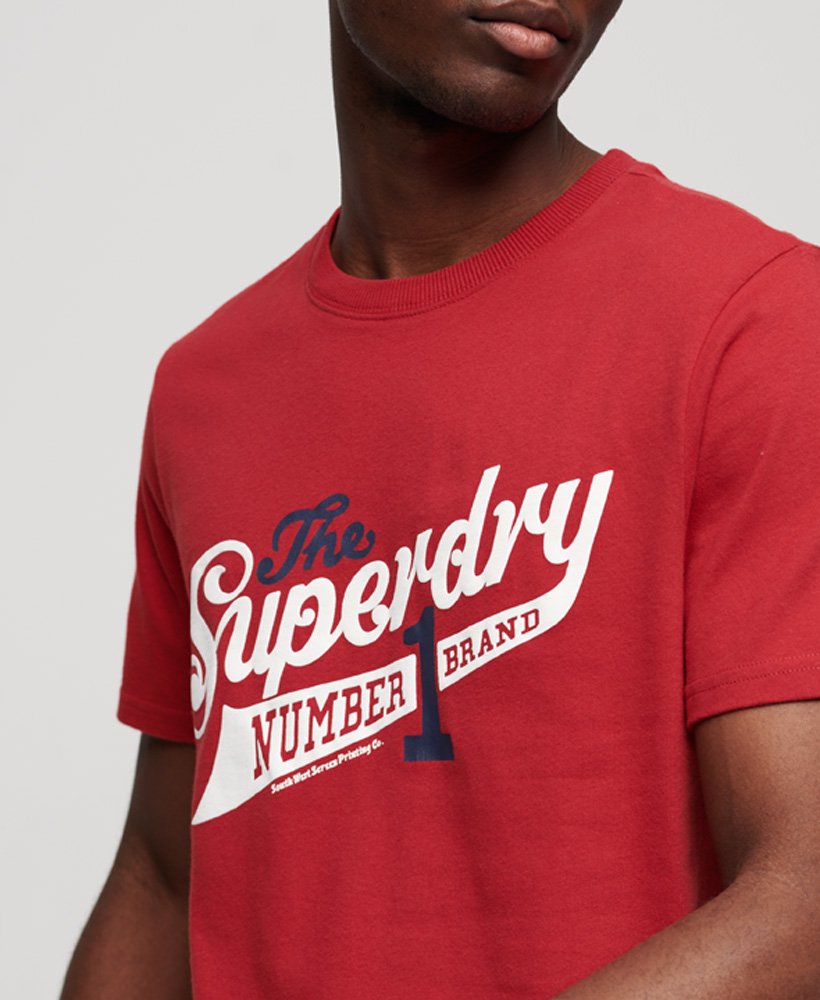 camiseta universitária vintage com estampa em vermelho pimenta.