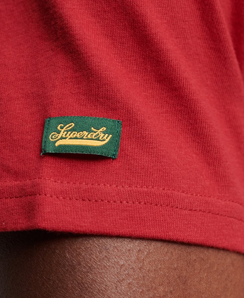 camiseta universitária vintage com estampa em vermelho pimenta.