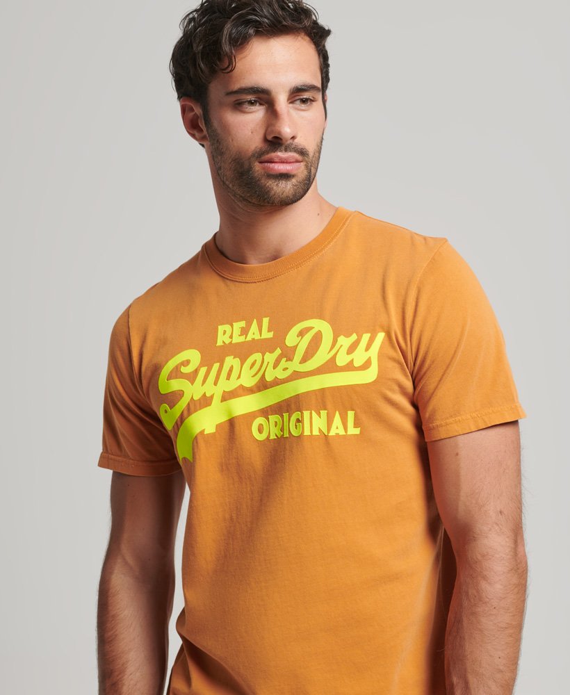 camiseta vintage com logo neon na cor marrom sudão