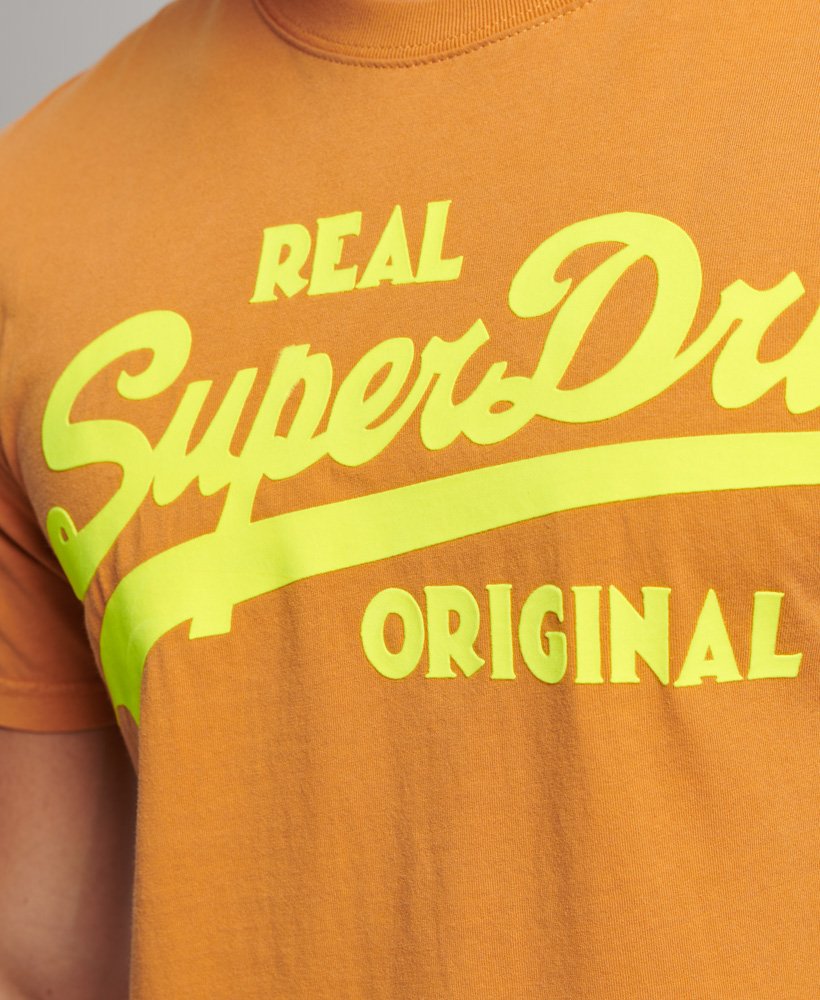 camiseta vintage com logo neon na cor marrom sudão